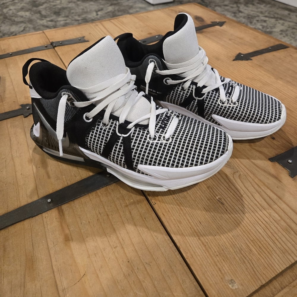 Nike  LeBron Witness VII Basketball Shoes 10,5